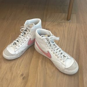 NIKE BLAZERS
